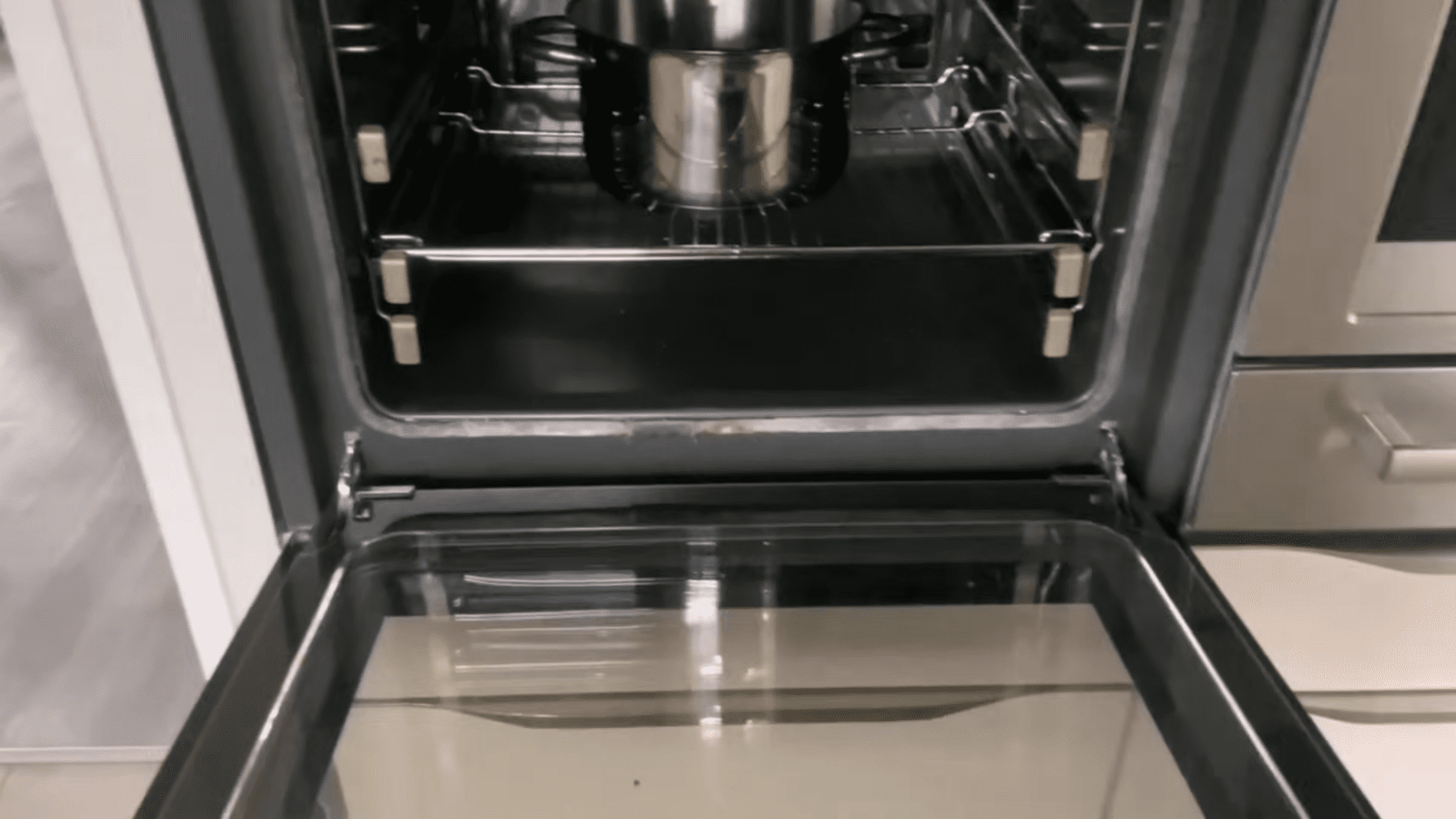 Господині назвали ефективний спосіб очистити духовку без зайвих зусиль Фото: YouTube/Smart Fox