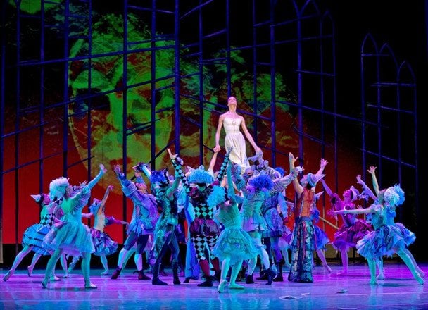 Дама з камеліями