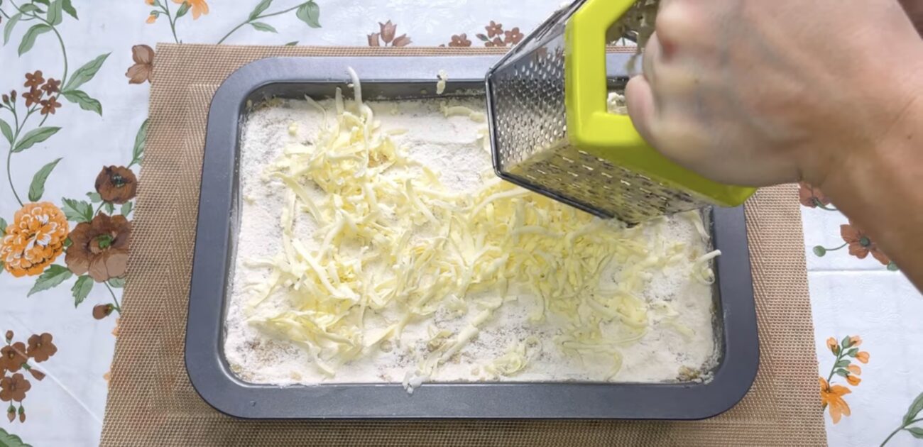 Господині поділилися рецептом насипного яблучного пирога. Фото: YouTube Марі готує