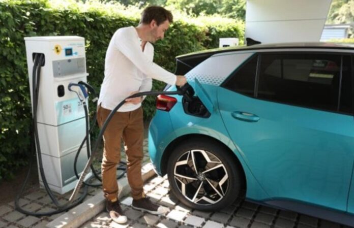 В Україні можуть ввести податок на електромобілі