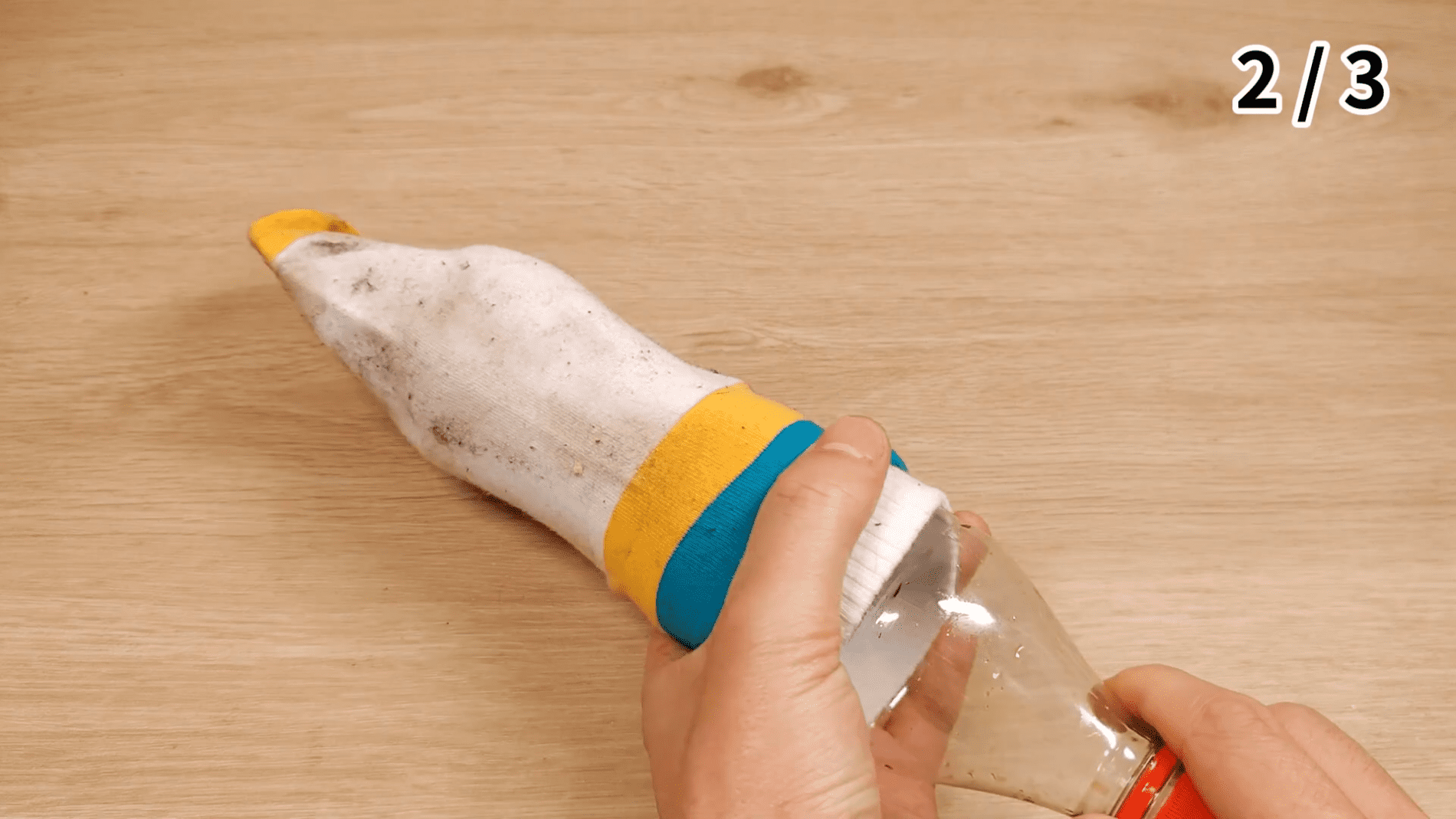 Господині розповіли, навіщо на пляшку одягати шкарпетку. Фото: YouTube/Містер Розумний