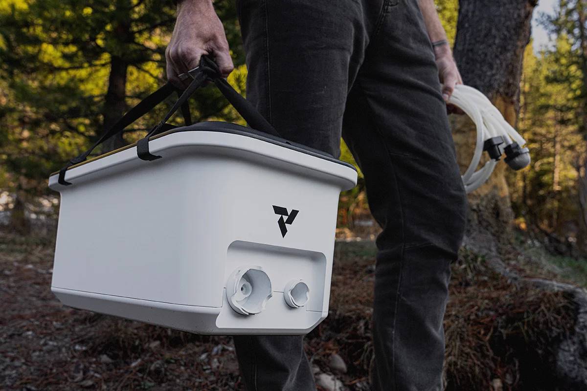 Пристрій розміром з холодильник-сумка очищає морську воду на ходу