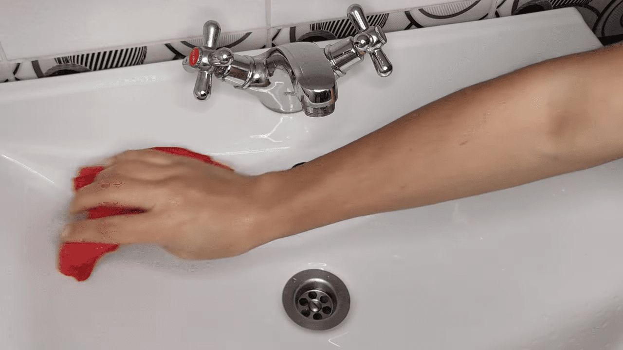 Господині розповіли, як швидко відмити змішувач від нальоту. Фото: YouTube