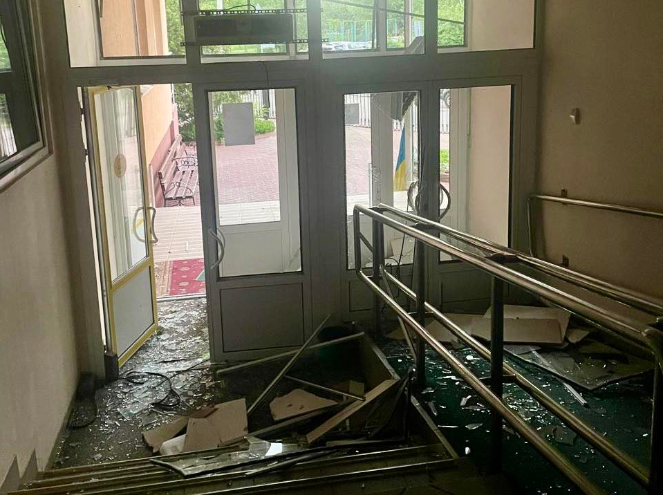 Атака РФ пошкодила будівлю податкової у Києві: що відомо про наслідки (фото)