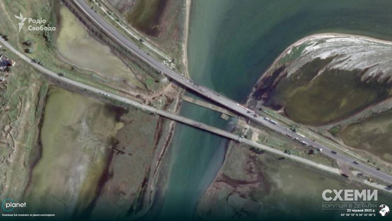 Супутник показав наслідки ударів по Чонгарському мосту