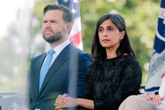 Віце-президент США став героєм мемів після дивного поплескування дружини