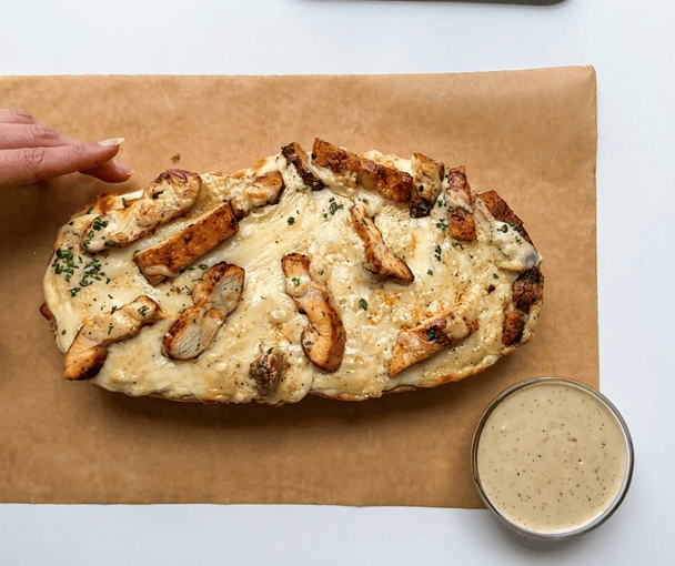 Часниковий хліб із куркою Alfredo tiktok.com/@iramsfoodstory