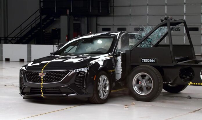 Cadillac CT5 провалив важливі краш-тести IIHS