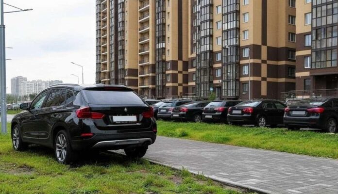 Водіям нагадали, де не можна залишати авто у дворах багатоповерхівок