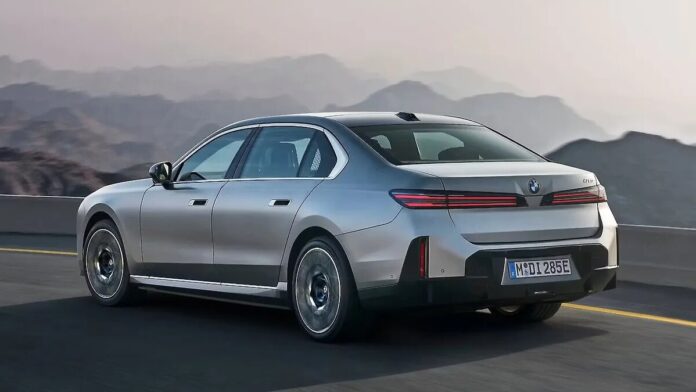 BMW готує оновлений 7 Series та i7 з 8K-екраном і новою оптикою
