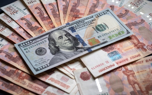 Рубль різко впав після візиту директора ЦРУ до Москви