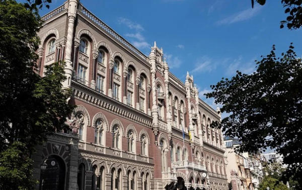 Нацбанк підвищив курс долара та євро: що чекати?