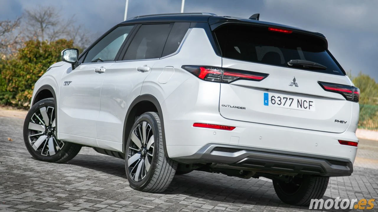 Mitsubishi Outlander 2027 отримав нову комплектацію та зберіг запас ходу 86 км на електротязі